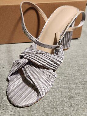 JAUOOP PLEATED BOW KNOT SILVER OPEN-TOE HEELS, SIZE 7